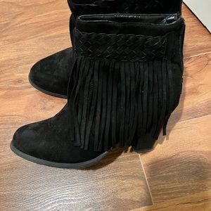 Black ankle boots size 10. Only wore one time.